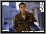 Josh Hartnett, brązowa kurtka